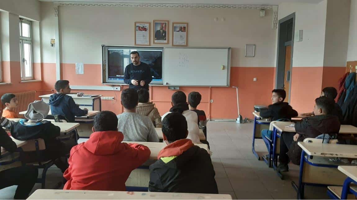 Okulumuz rehber öğretmeni Murat DAK tarafından 8. sınıf öğrencilerimize LGS sınavı hakkında bilgilendirme semineri yapıldı.