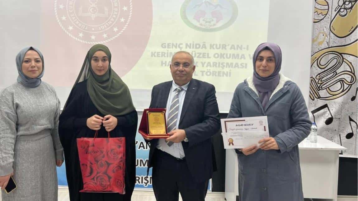 Din Öğretimi Genel Müdürlüğü tarafından düzenlenen Genç Nida Kur'an-ı Kerim'i güzel okuma yarışmasında İl genelinde öğrencimiz Yağmur COŞKUN il ikincisi olmuştur.