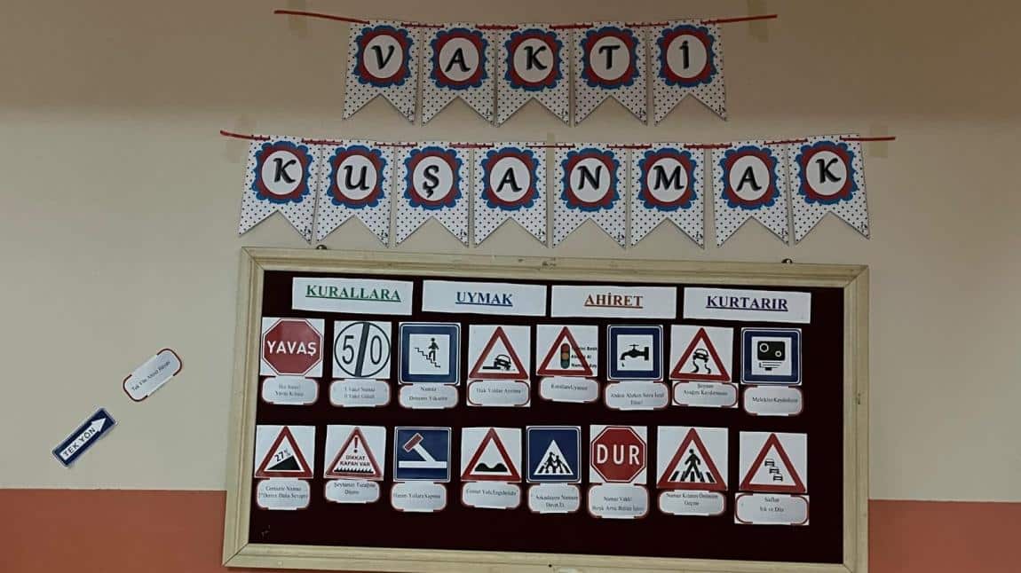 Vakti Kuşanmak... Din Öğretimi Genel Müdürlüğümüz tarafından başlatılan 'Vakti Kuşanmak' projesi kapsamında öğrencilerimizde namaz bilinci konusunda farkındalık oluşturmak için pano etkinliği gerçekleştirildi.